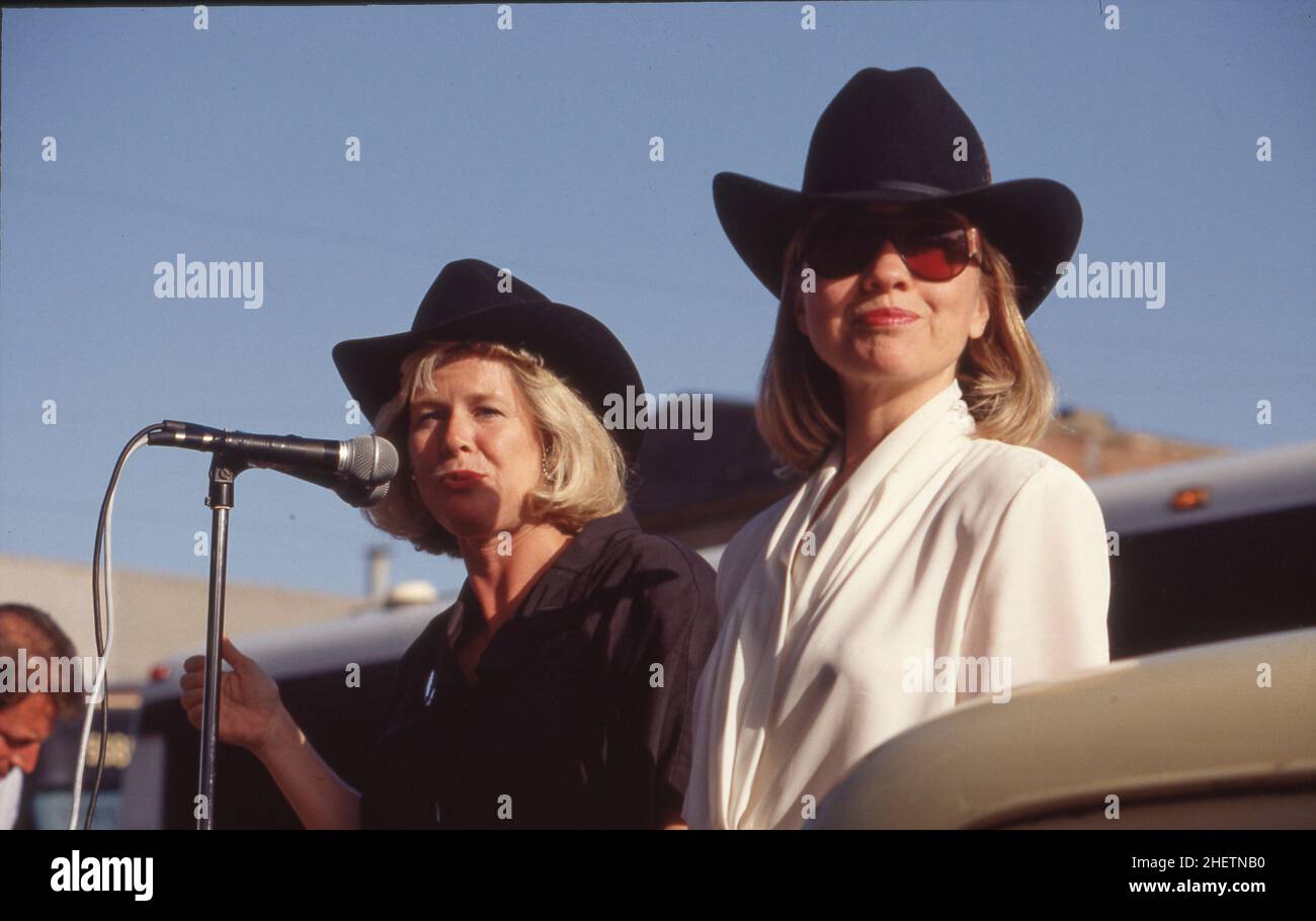 Athens Texas USA,1992: Tipper Gore, a sinistra, e Hillary Rodham Clinton indossare cappelli cowboy nero mentre sul palco di una campagna rally nel Texas orientale. Il marito di Gore, al, è il vice candidato presidenziale democratico e il marito di Clinton, Bill, è il candidato presidenziale. ©Bob Daemmrich Foto Stock