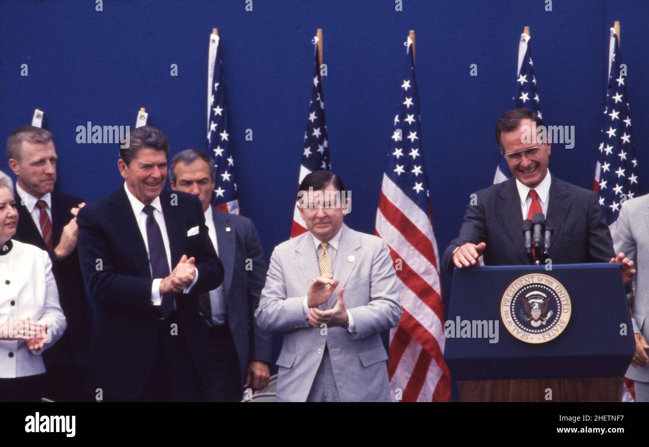 Austin Texas USA, 1984: Vicepresidente George H.W. Bush (all'estrema destra) riconosce gli applausi della folla e del presen. Ronald Reagan (a sinistra) e del Texas Sen. John Tower (al centro) durante l'evento della campagna di rielezione di Reagan-Bush. ©Bob Daemmrich Foto Stock