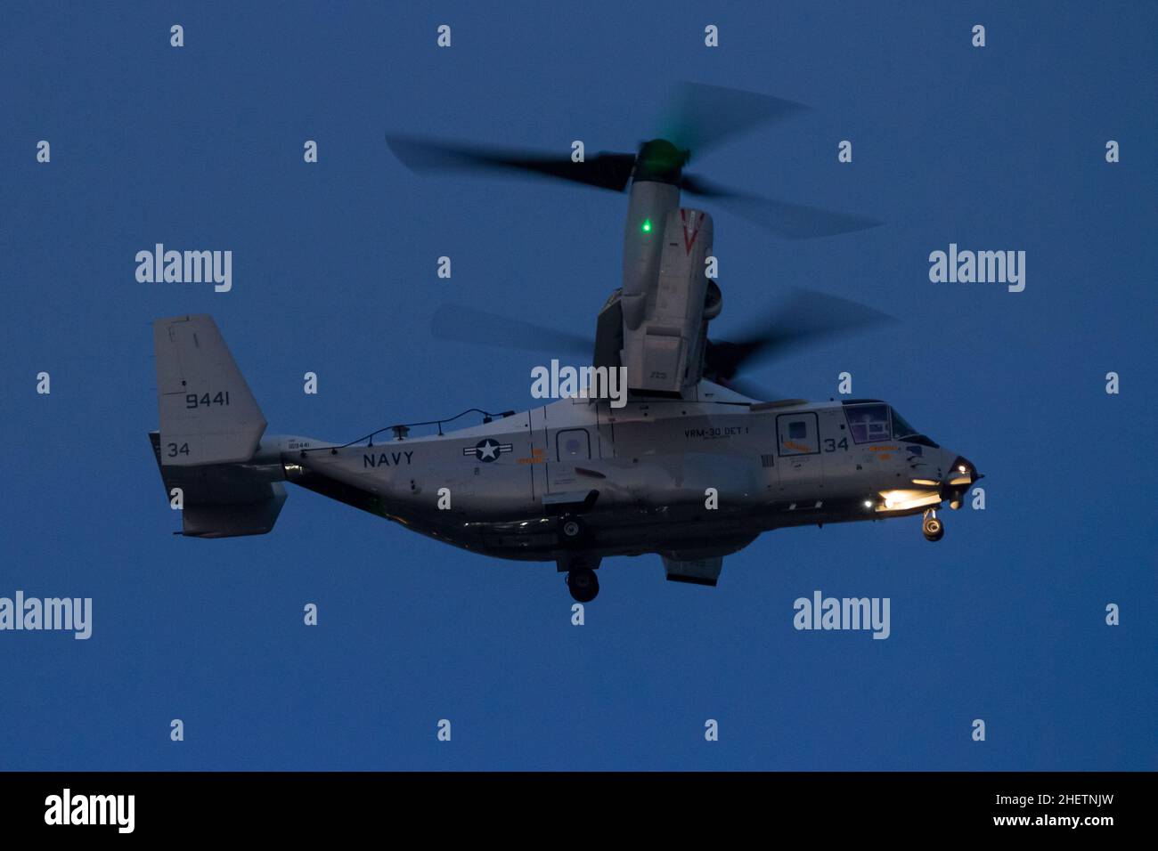 Un Boeing Bell V22, CMV-22B, Osprey Tilt-Rotor di trasporto aereo con il United States Navy Fleet Logistics Multi-Mission Squadron 30 (VRM-30) che vola sopra Kanagawa, Giappone. Foto Stock