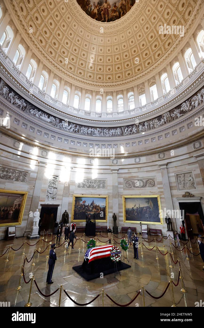 Washington, DC. 12th Jan 2022. WASHINGTON, DC - GENNAIO 12: L'ex leader della maggioranza del Senato Harry Reid's scrigno drappeggiato siede sulla catafalque di Lincoln mentre si trova nello stato nella Rotunda del Campidoglio degli Stati Uniti il 12 gennaio 2022 a Washington, DC. Un democratico, Reid ha rappresentato il Nevada al Congresso per più di 30 anni, otto come leader della maggioranza del Senato. Credit: Chip Somodevilla/Pool via CNP/dpa/Alamy Live News Foto Stock