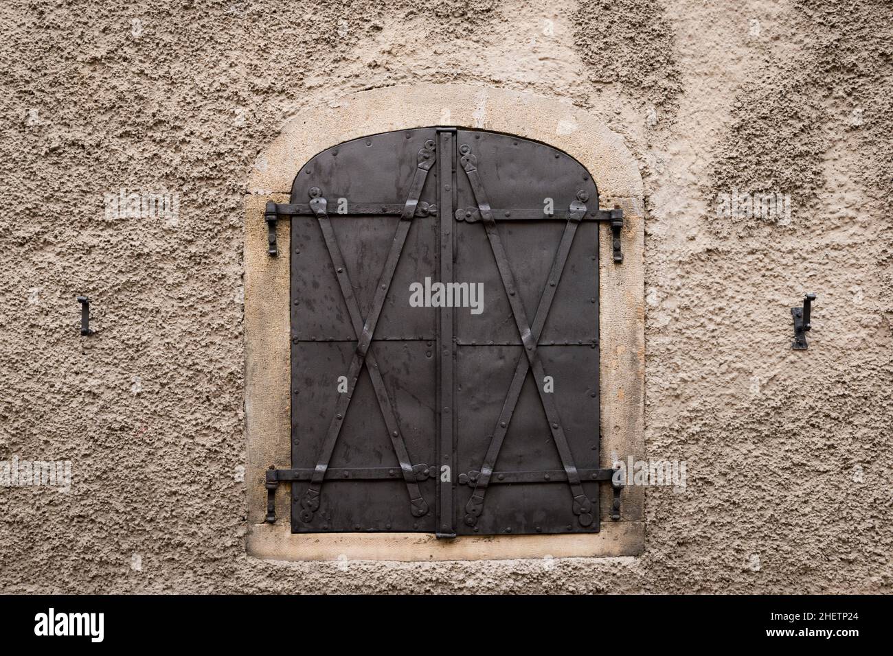 antica storica serrata in metallo chiusa in ruvida parete Foto Stock