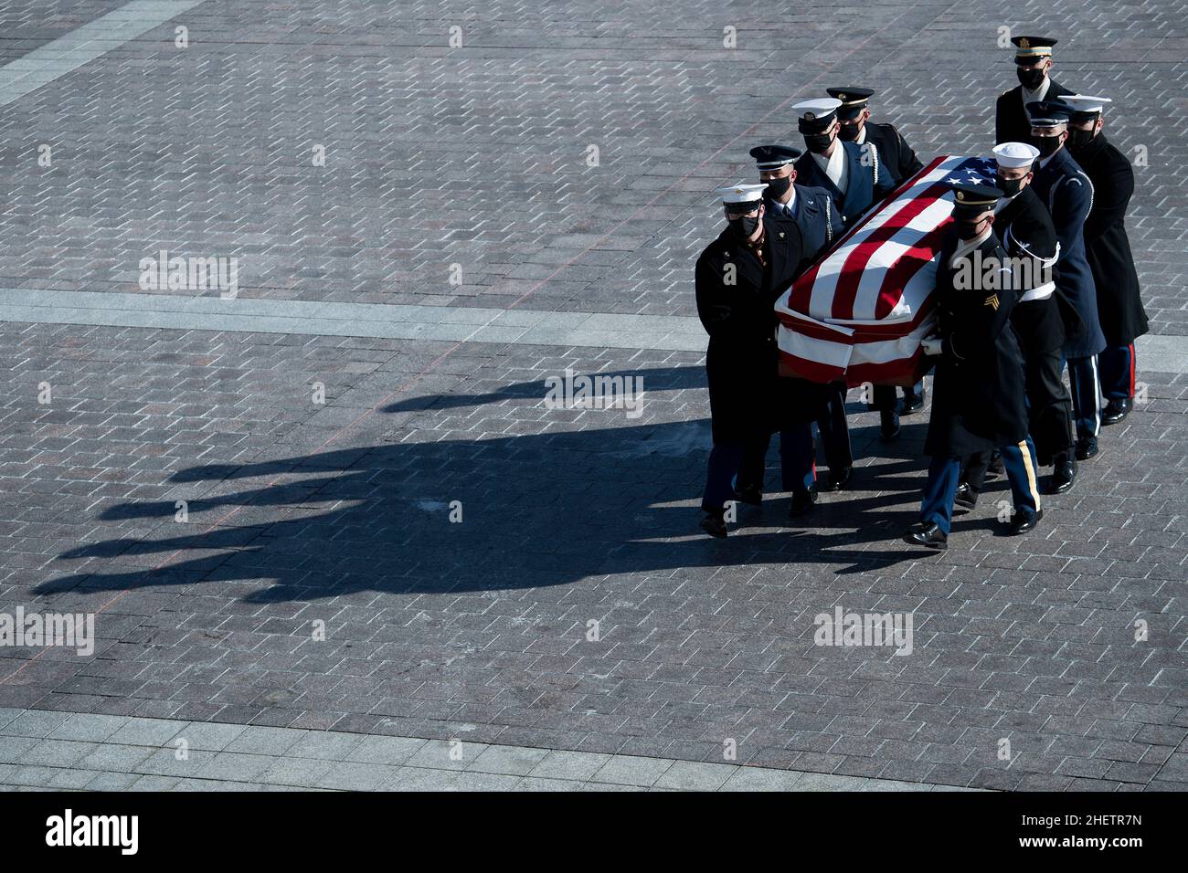 I resti dell'ex senatore Harry Reid (D-NV) arrivano a trovarsi in stato su Capitol Hill il 12 gennaio 2022, a Washington, DC.Credit: Brendan Smitalowski/Pool via CNP /MediaPunch Foto Stock