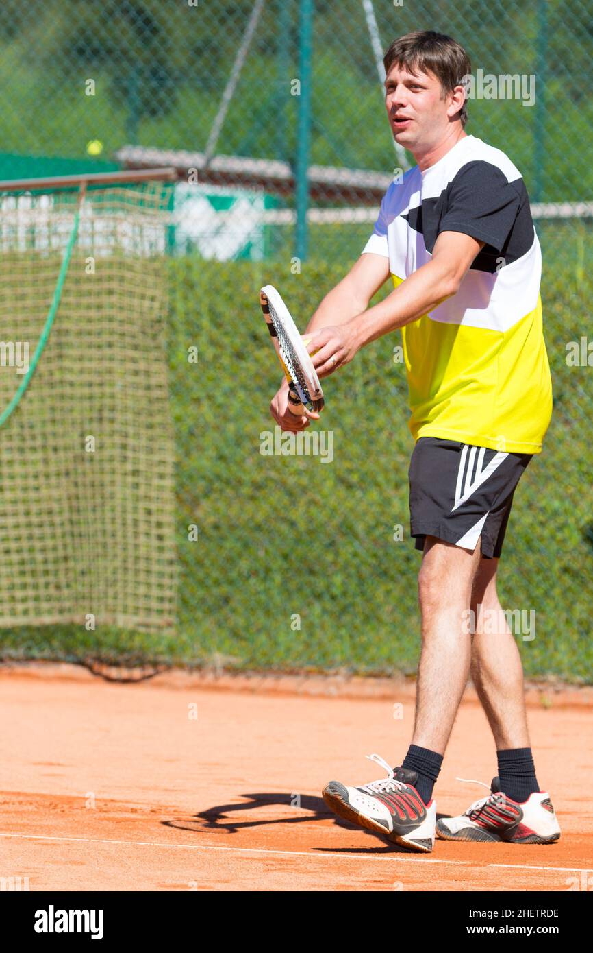 giocatore di tennis maschile prima di servire la palla Foto Stock