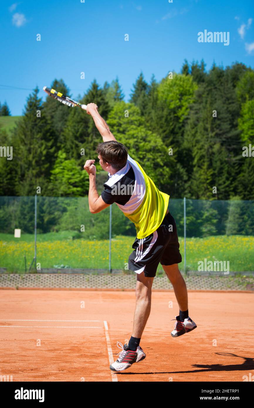 giocatore di tennis dopo aver colpito la palla di servizio Foto Stock