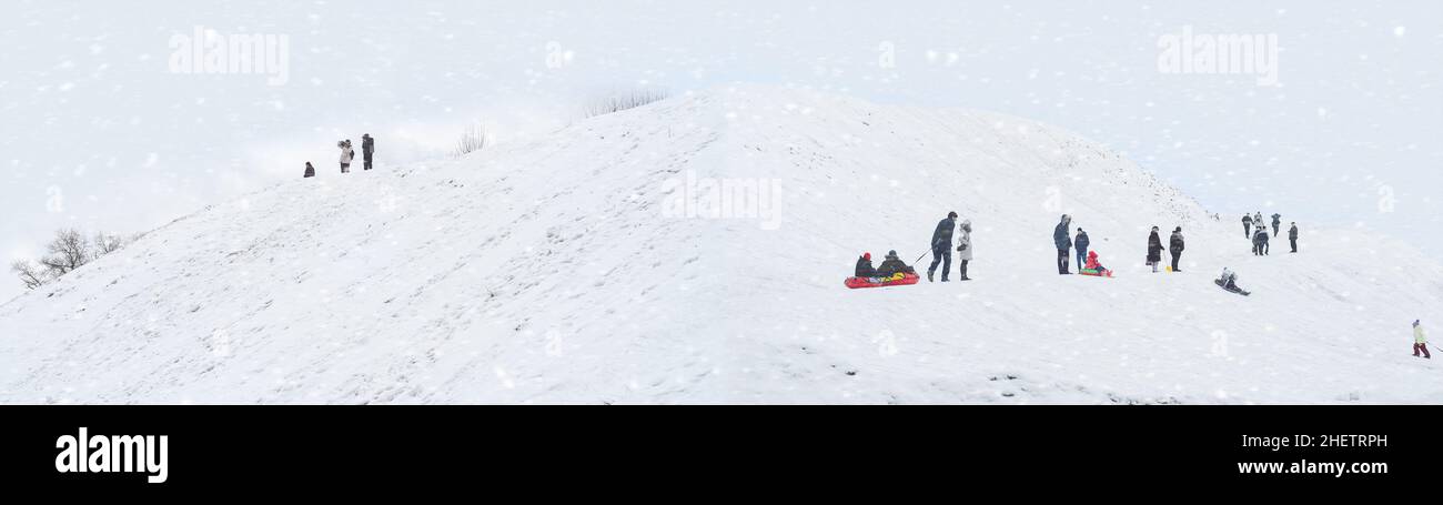 Sfondo invernale senza fuoco widescreen, nevicate e passeggi in lontananza Foto Stock