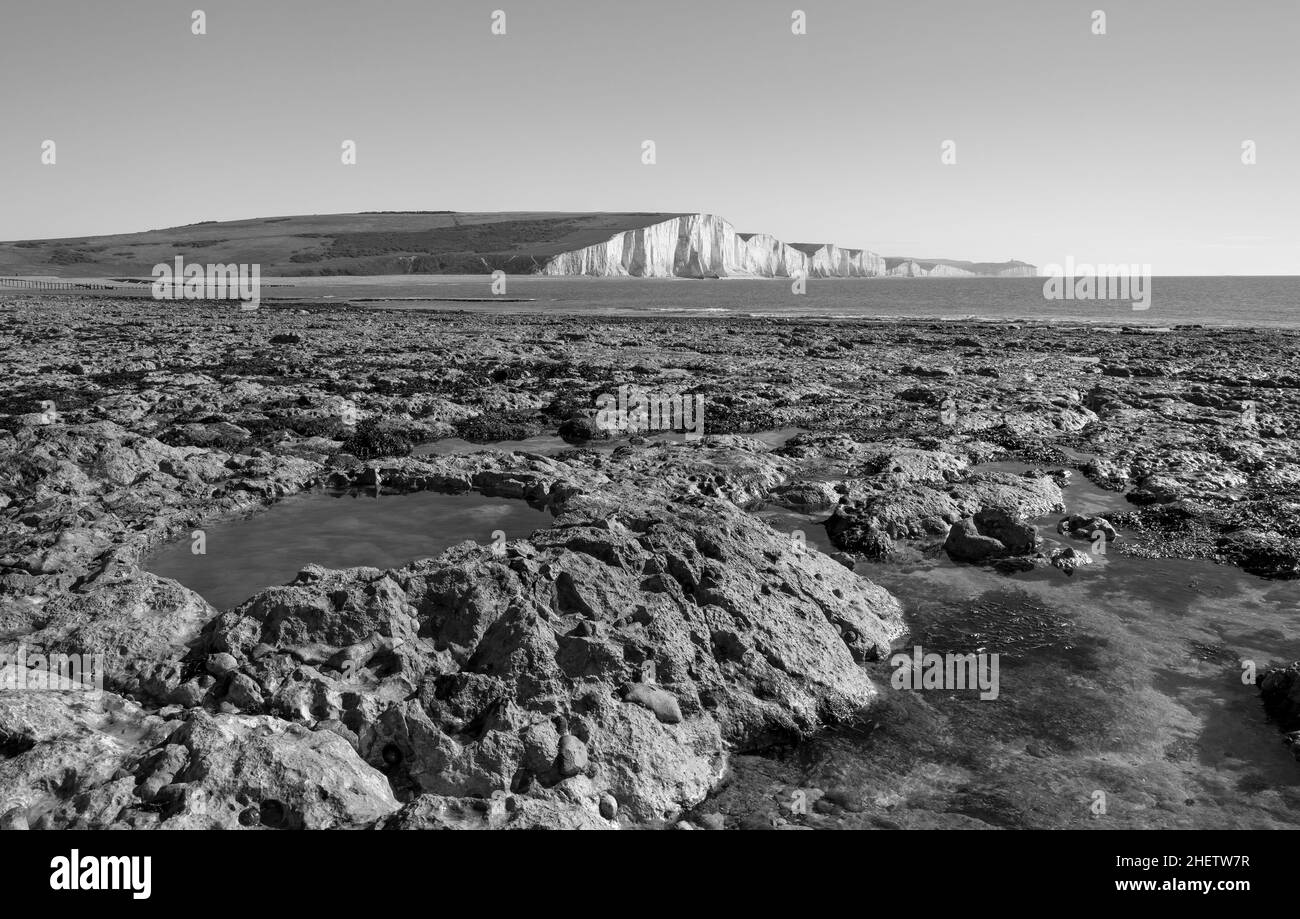 Piscine di roccia sotto la bassa marea a Hope Gap Sussex Foto Stock