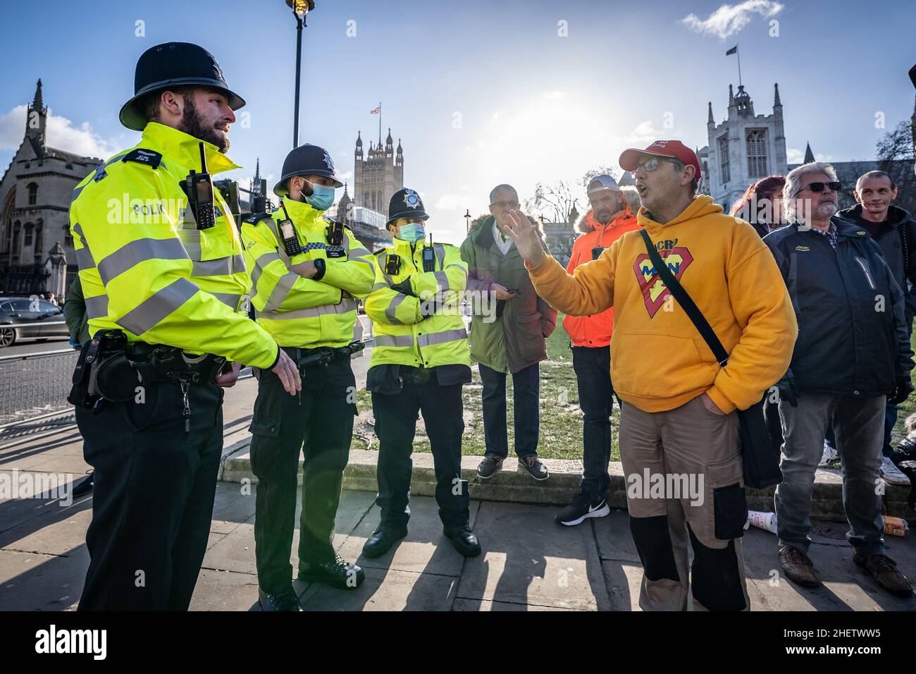 L'attivista anti-vax, Geza Tarjanyi, sostiene con la polizia durante una protesta organizzata contro-vax a Westminster criticando l'introduzione del vaccino Covid. Foto Stock