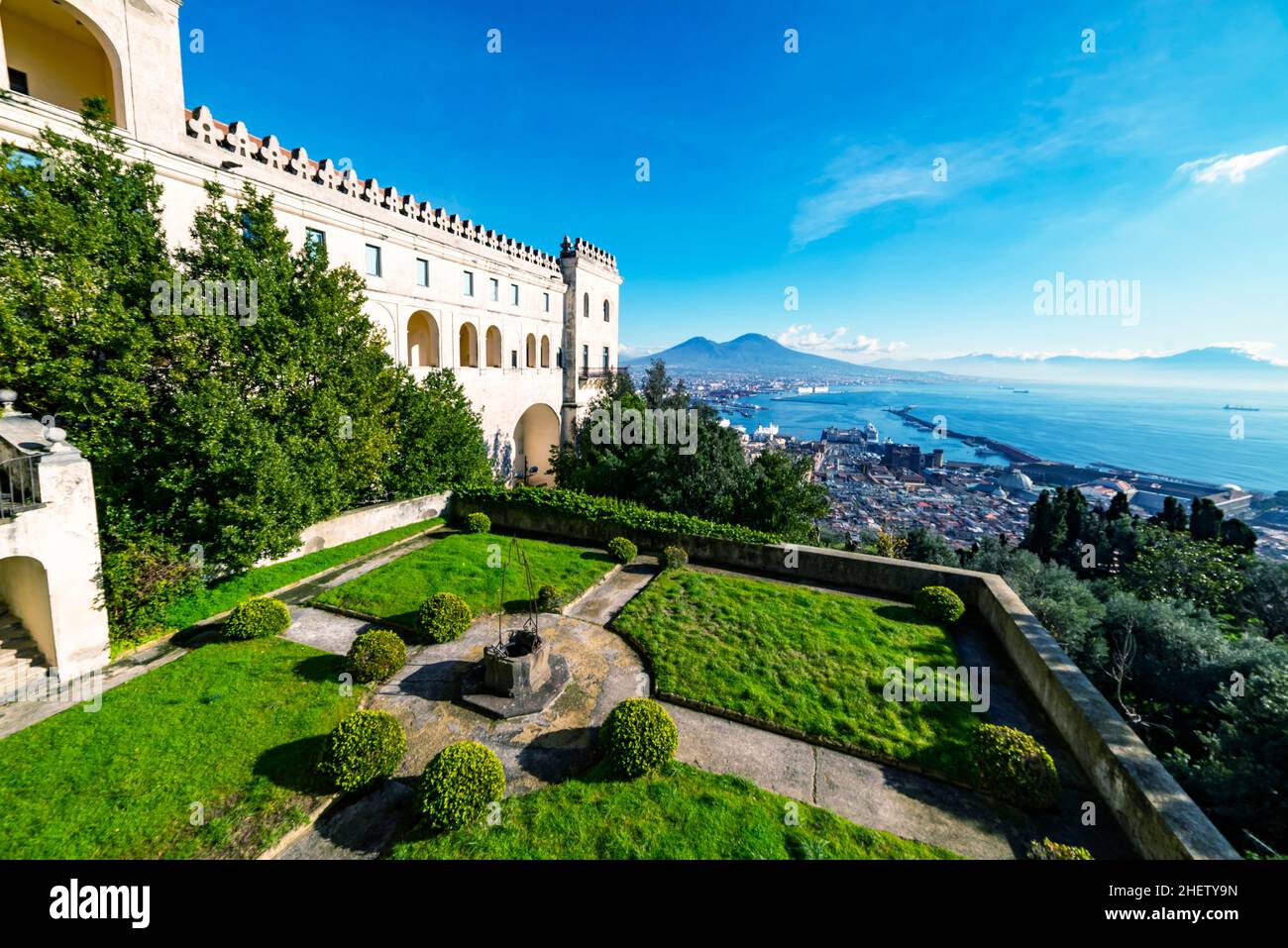 Veduta panoramica della città di Napoli Napoli con il famoso Vesuvio sullo sfondo del monastero di Certosa di San Martino, Campania, Italia Foto Stock