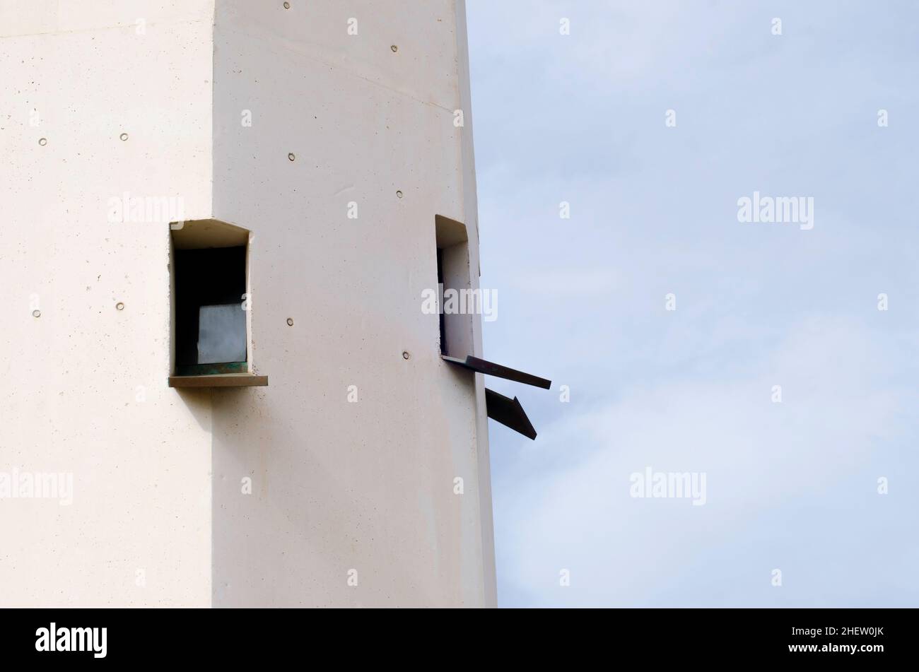 foto di scorta di un vecchio e alto faro con molte finestre a tarragona, spagna. è una giornata nuvolosa Foto Stock