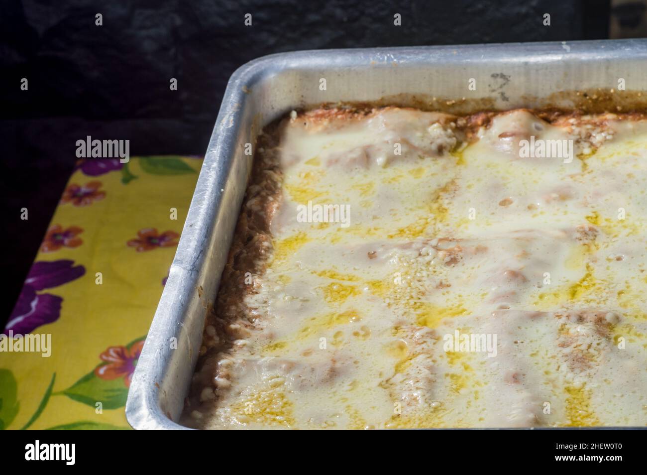 lasagne in una teglia di alluminio, spatola che prende un pezzo della teglia,  fuoco selettivo Foto stock - Alamy