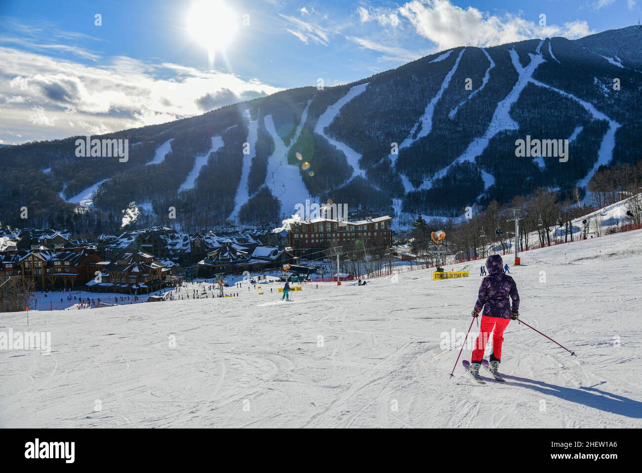 Vista da Spruce Peak a Stowe Mountain Resort Village e piste da sci a Peak Mansfield. Foto Stock