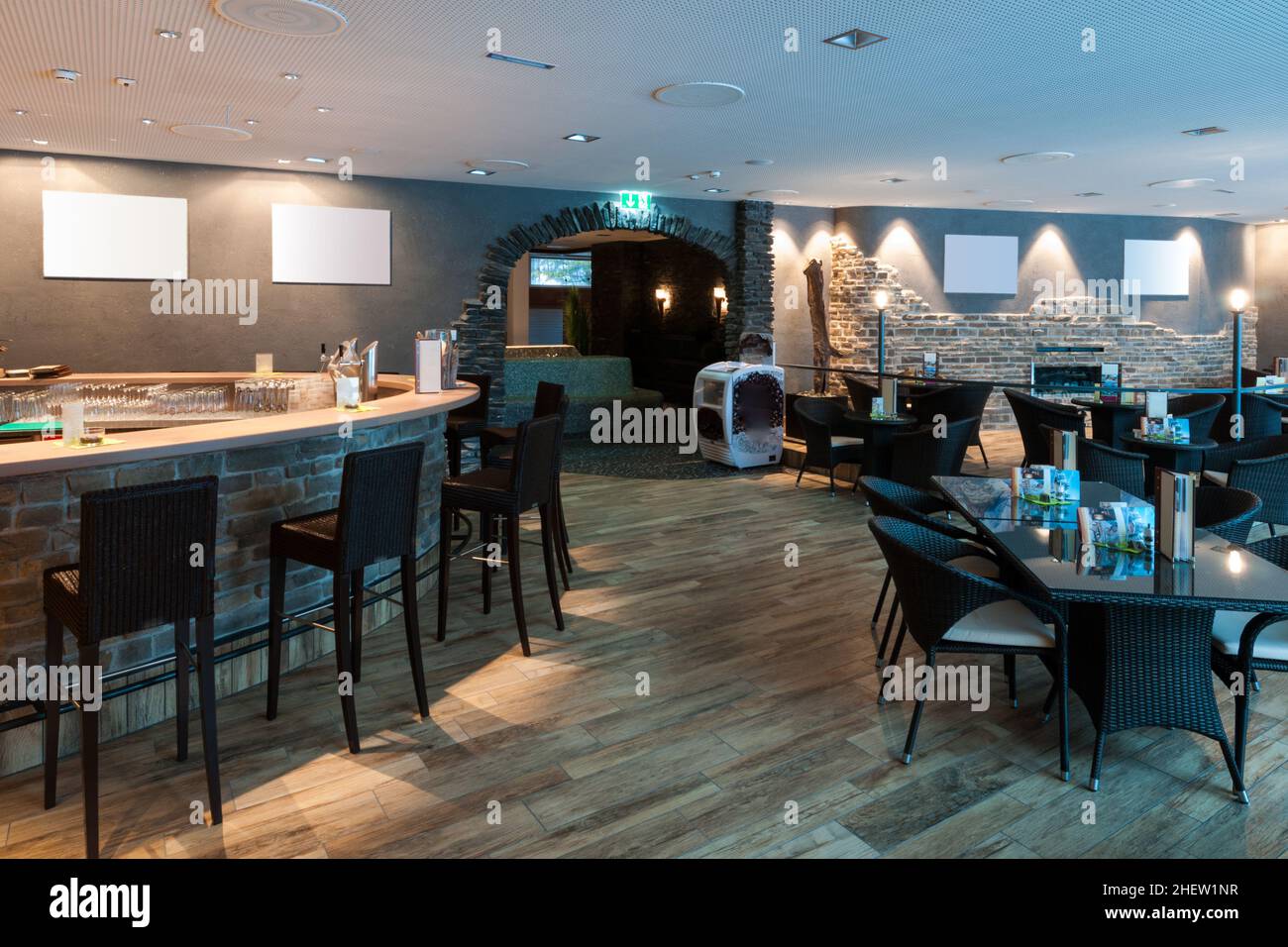 lounge bar nel ristorante con cornici bianche Foto Stock