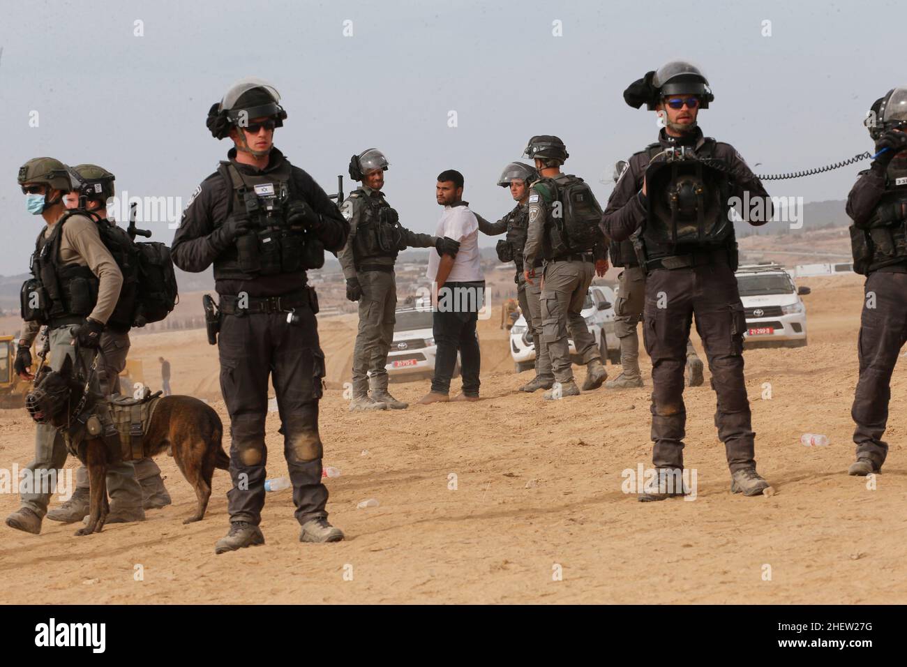 SA'we al Atrash. 12th Jan 2022. La polizia israeliana ha detenito un uomo mentre i beduini protestano contro un progetto di rimboschimento su una terra contesa, nel villaggio israeliano meridionale di Sa'we al-Atrash nel deserto di Negev, il 12 gennaio 2022. Credit: Muammar Awad/Xinhua/Alamy Live News Foto Stock