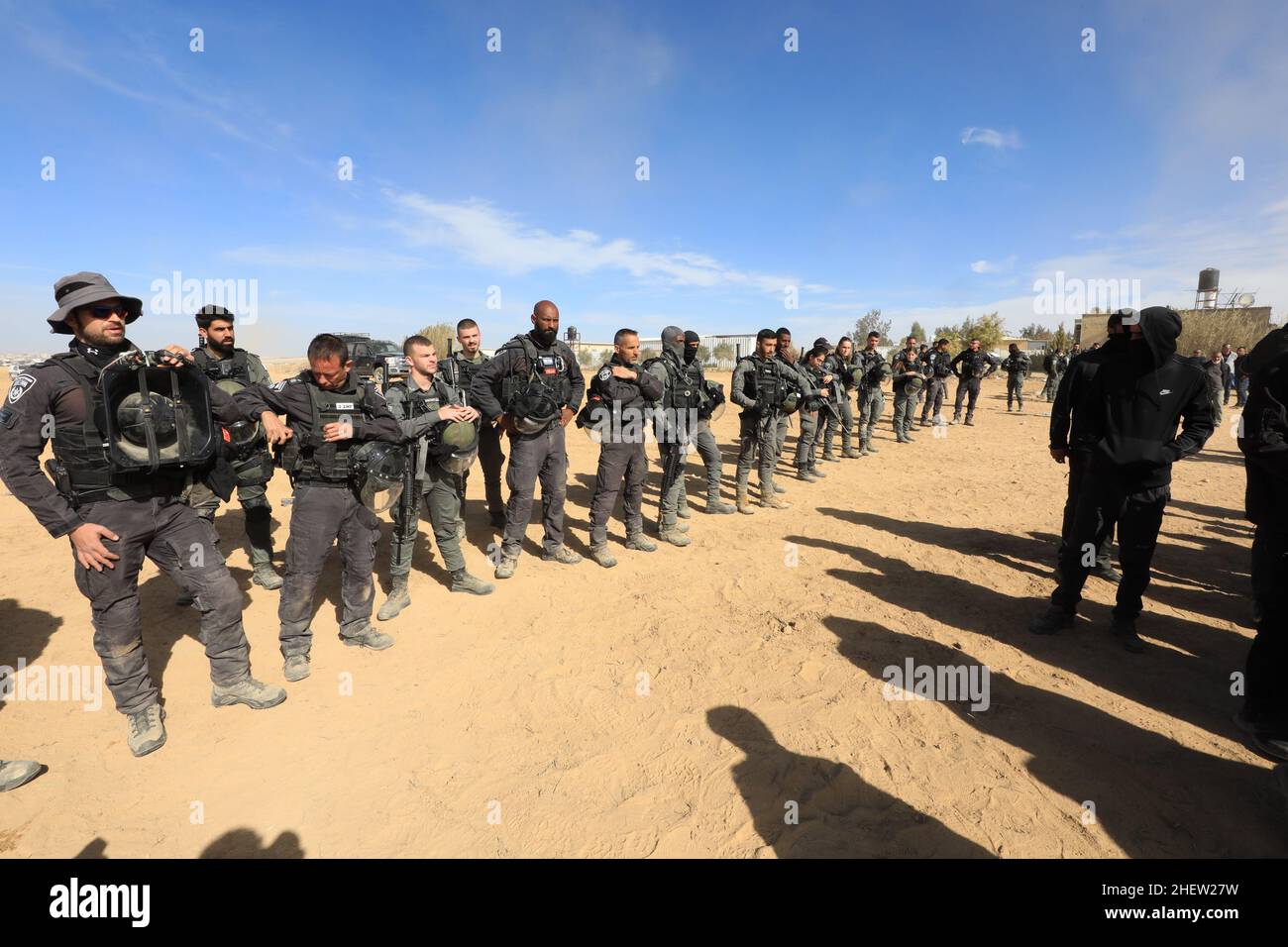 SA'we al Atrash. 12th Jan 2022. La polizia israeliana è guardia contro un progetto di imboschimento su terreni contesi, nel villaggio israeliano meridionale di Sa'we al-Atrash nel deserto di Negev, il 12 gennaio 2022. Credit: Muammar Awad/Xinhua/Alamy Live News Foto Stock