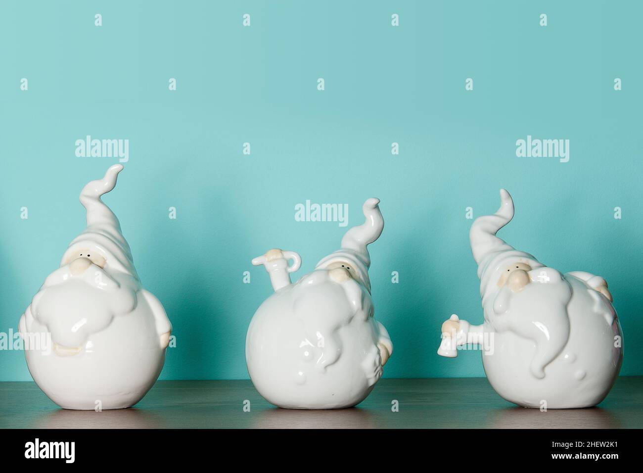 tre divertenti natale bianco babbo natale su sfondo ciano Foto Stock