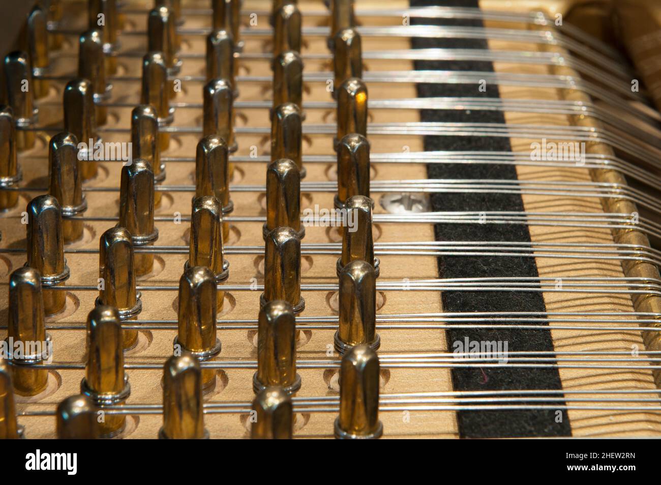 l'interno di un pianoforte con archi e meccanici Foto Stock