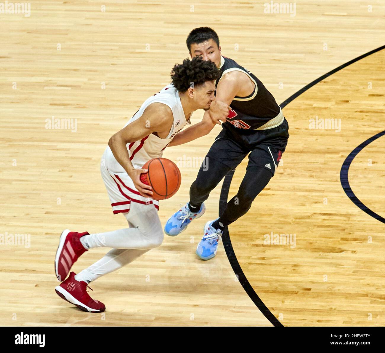 Piscataway, New Jersey, Stati Uniti. 12th Jan 2022. Rutgers Scarlet Knights Guard Geo Baker (0) dribbles di Nebraska Cornhuskers Guard Keisei Tominaga (30) nella prima metà del gioco tra i Nebraska Cornhuskers e i Rutgers Scarlet Knights alla Jersey Mikes Arena di Piscataway, New Jersey, sabato 8 2022 gennaio. Rutgers sconfisse il Nebraska 93-65. Duncan Williams/CSM/Alamy Live News Foto Stock