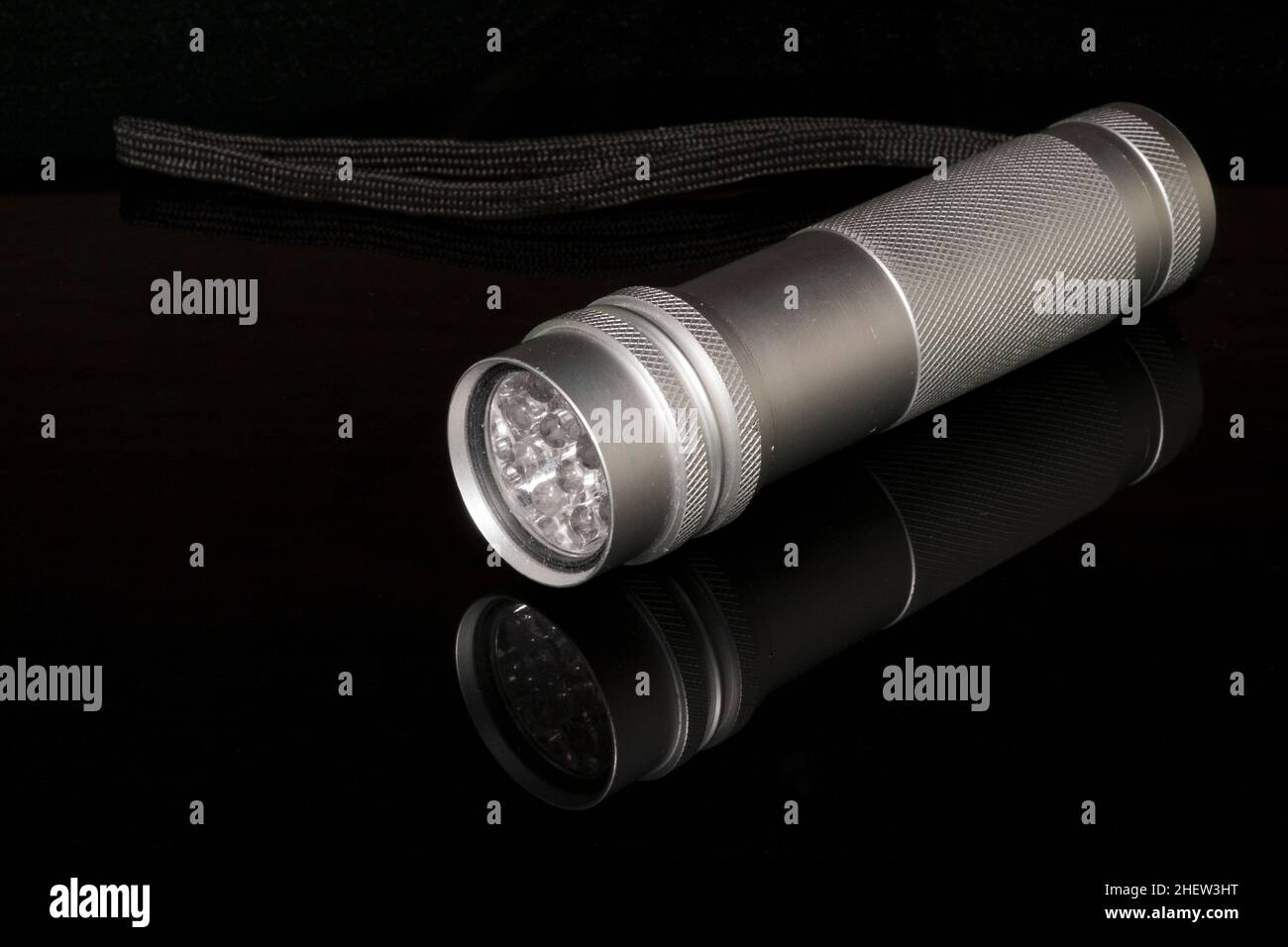 Torcia a LED in alluminio argento su sfondo nero Foto Stock