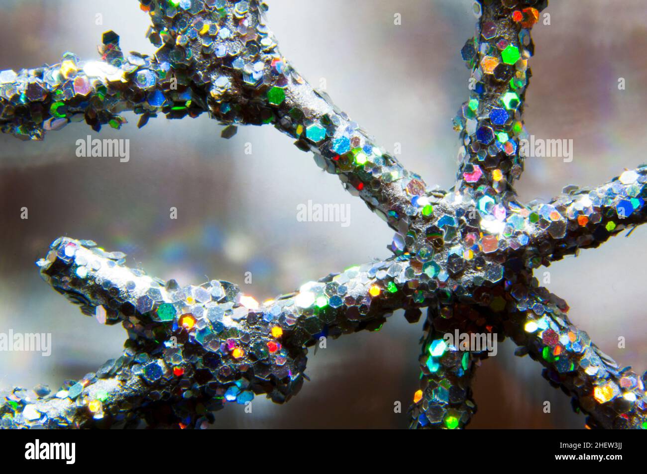 un dettaglio colorato di una stella di cristallo di neve Foto Stock