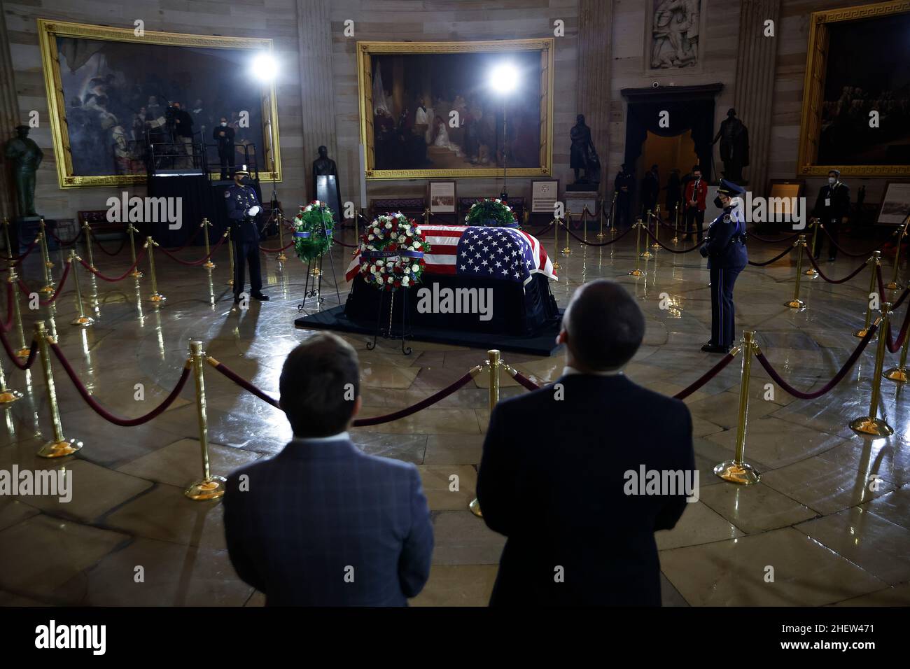 Washington, Stati Uniti. 12th Jan 2022. WASHINGTON, DC - GENNAIO 12: L'ex leader della maggioranza del Senato Harry Reid's scrigno drappeggiato siede sulla catafalque di Lincoln mentre si trova nello stato nella Rotunda del Campidoglio degli Stati Uniti il 12 gennaio 2022 a Washington, DC. Un democratico, Reid ha rappresentato il Nevada al Congresso per più di 30 anni, otto come leader della maggioranza del Senato. (Foto di chip Somodevilla/Pool/Sipa USA) Credit: Sipa USA/Alamy Live News Foto Stock