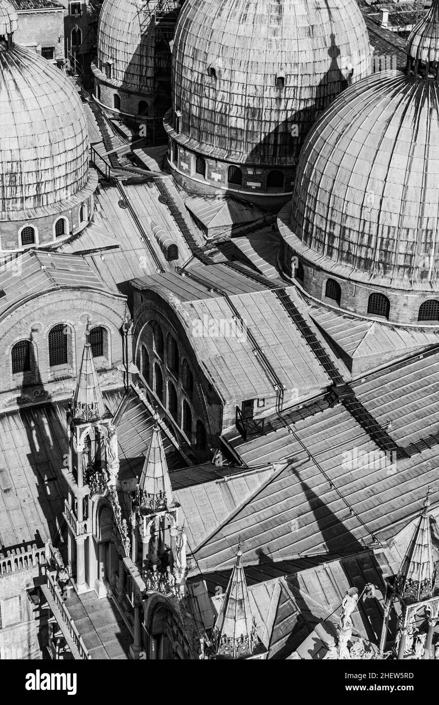 Affacciato sulla chiesa di marco a venezia dal campanile de San Marco Foto Stock