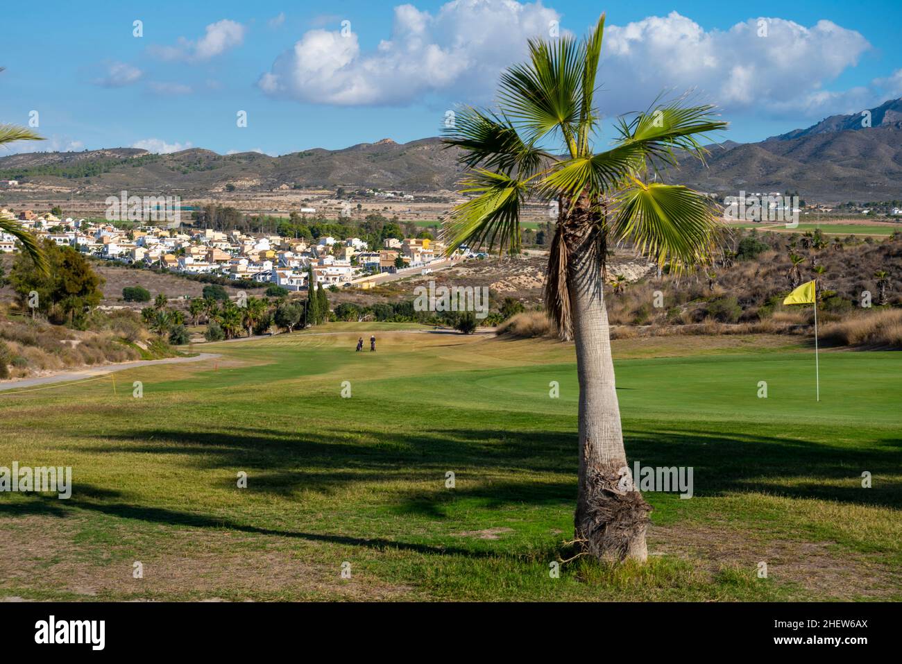 Verde e bandiera di un buco sul campo da golf Camposol, Regione di Murcia, Costa Calida, Spagna. Camposol è una città popolare con ex pats inglesi Foto Stock