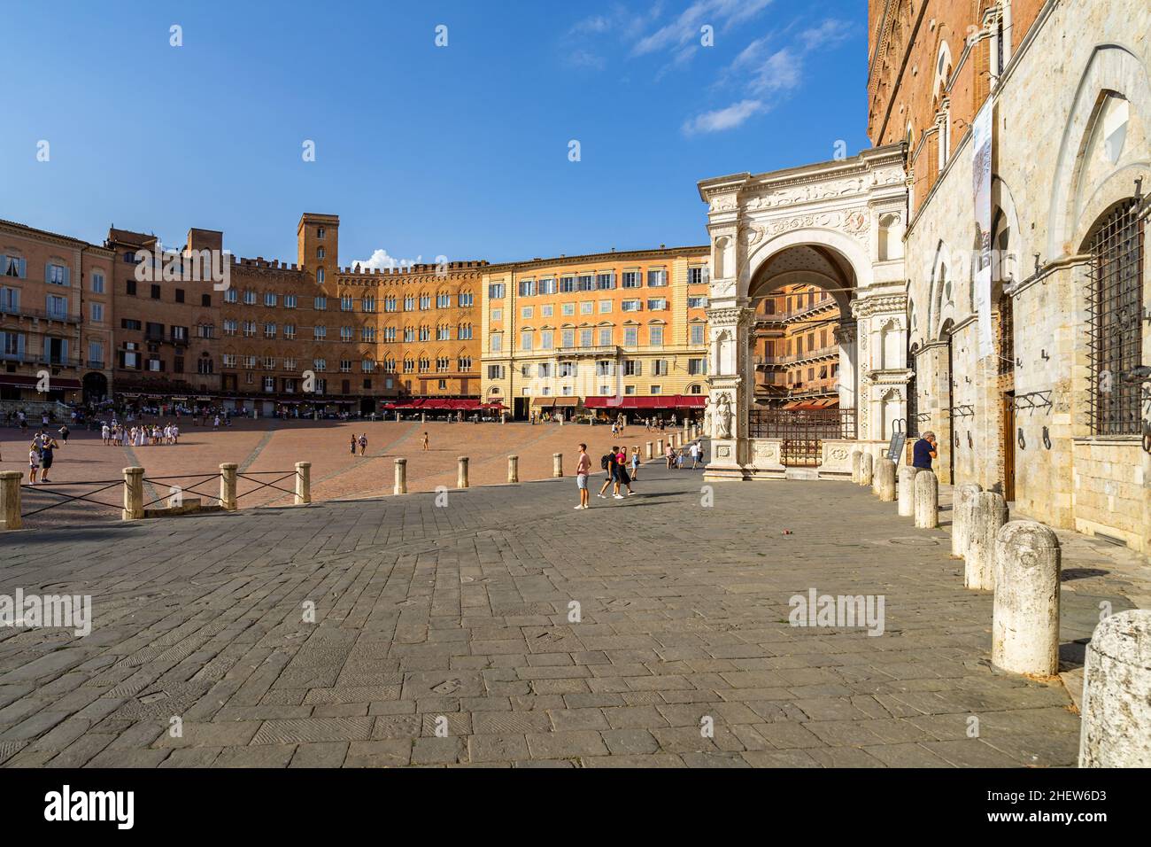 Siena, Italia, 2021 agosto – Vista su Piazza del campo, la piazza principale del centro storico di Siena Foto Stock
