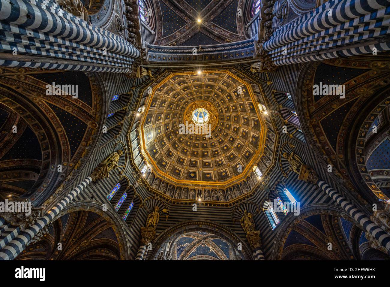 La cupola esagonale è del Duomo di Siena. Le casse trompe-l'oeil erano dipinte in blu con stelle dorate. Siena, Italia, 2021 agosto Foto Stock