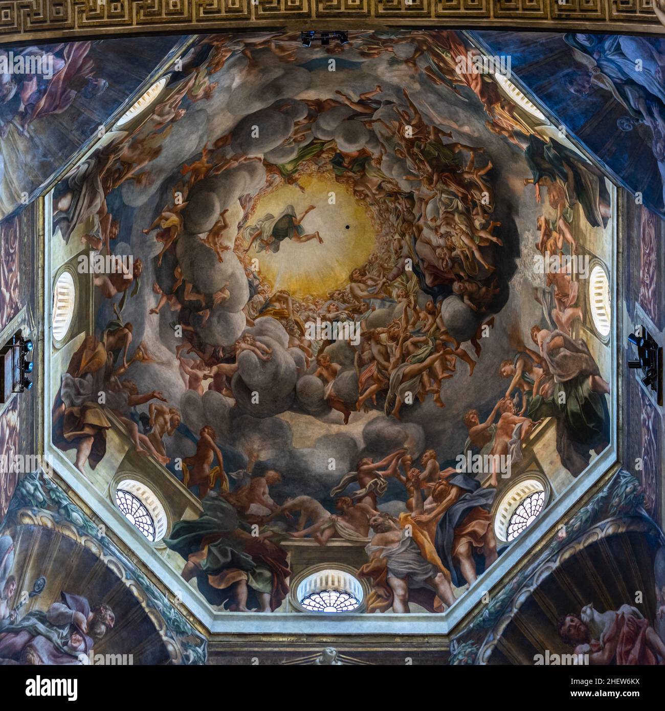 La cupola del Duomo di Parma con l'affresco illusionistico dell'Assunzione di Correggio Foto Stock