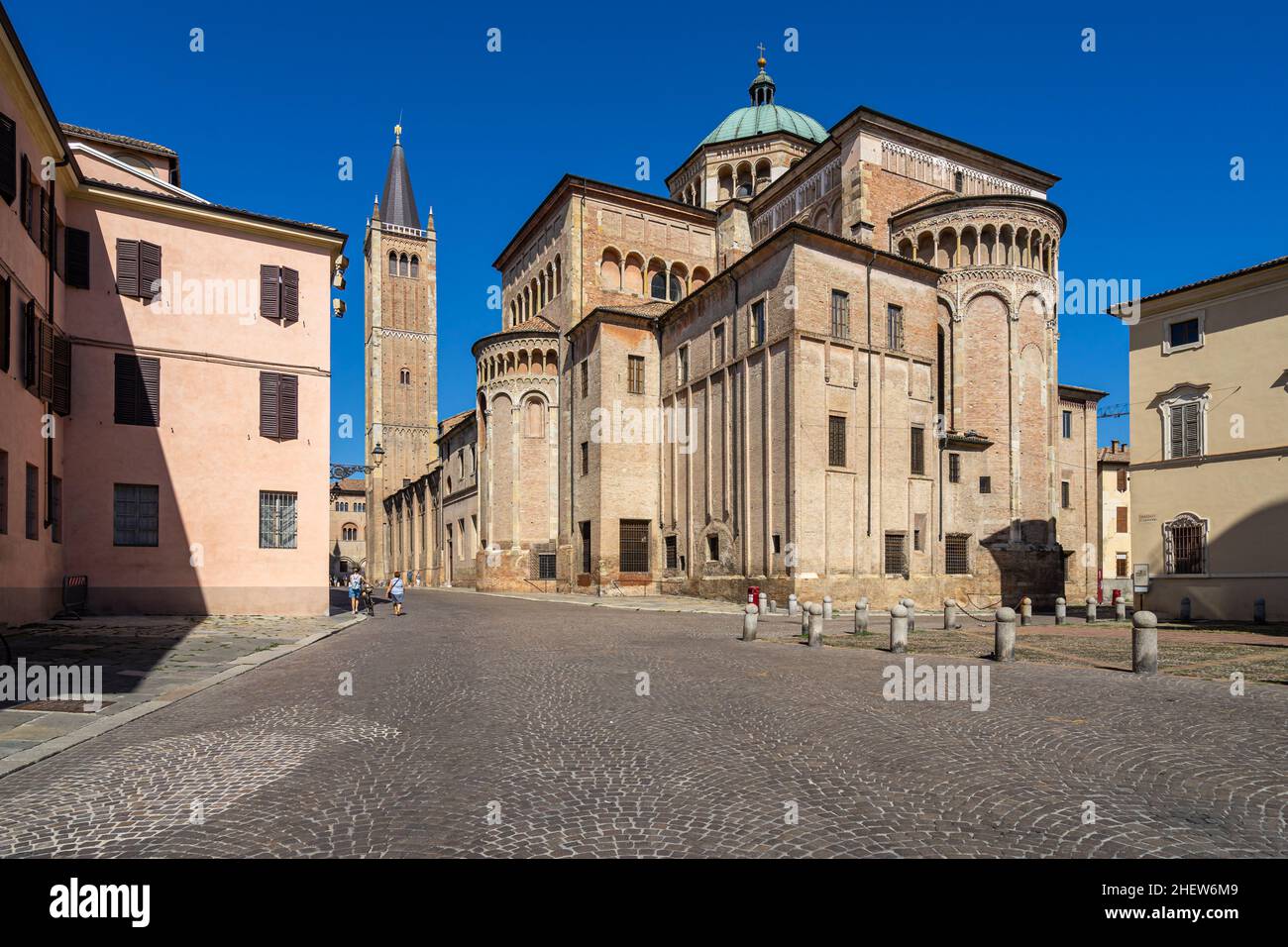 Vista posteriore del Duomo di Parma, il punto di riferimento più iconico del centro storico di Parma, l'Emilia Romagna, Italia Foto Stock