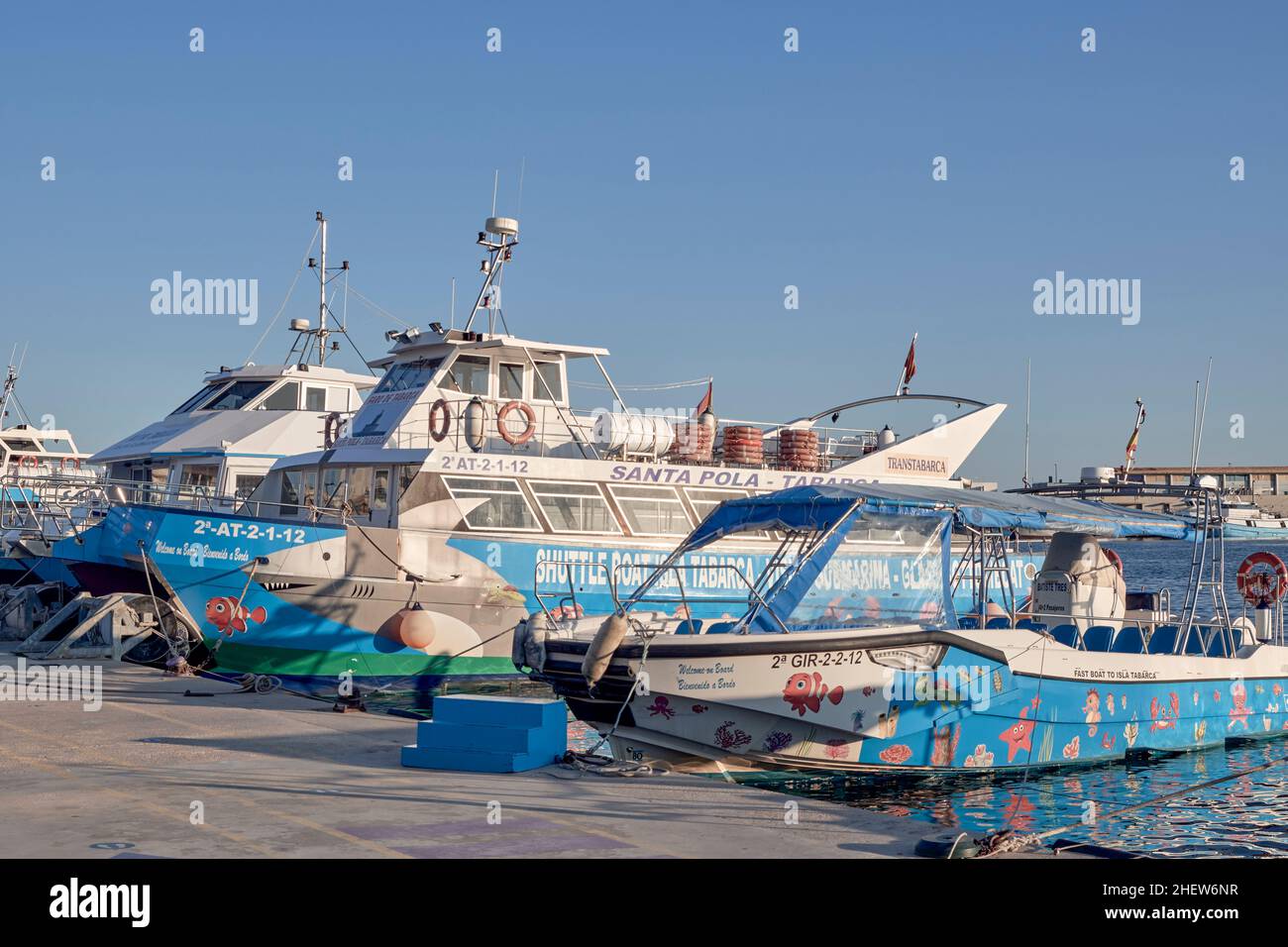 Molti traghetti ormeggiati al molo per il viaggio verso l'isola di Tabarca  sul lungomare della città di Santa Pola, provincia di Alicante, Spagna,  Europa Foto stock - Alamy