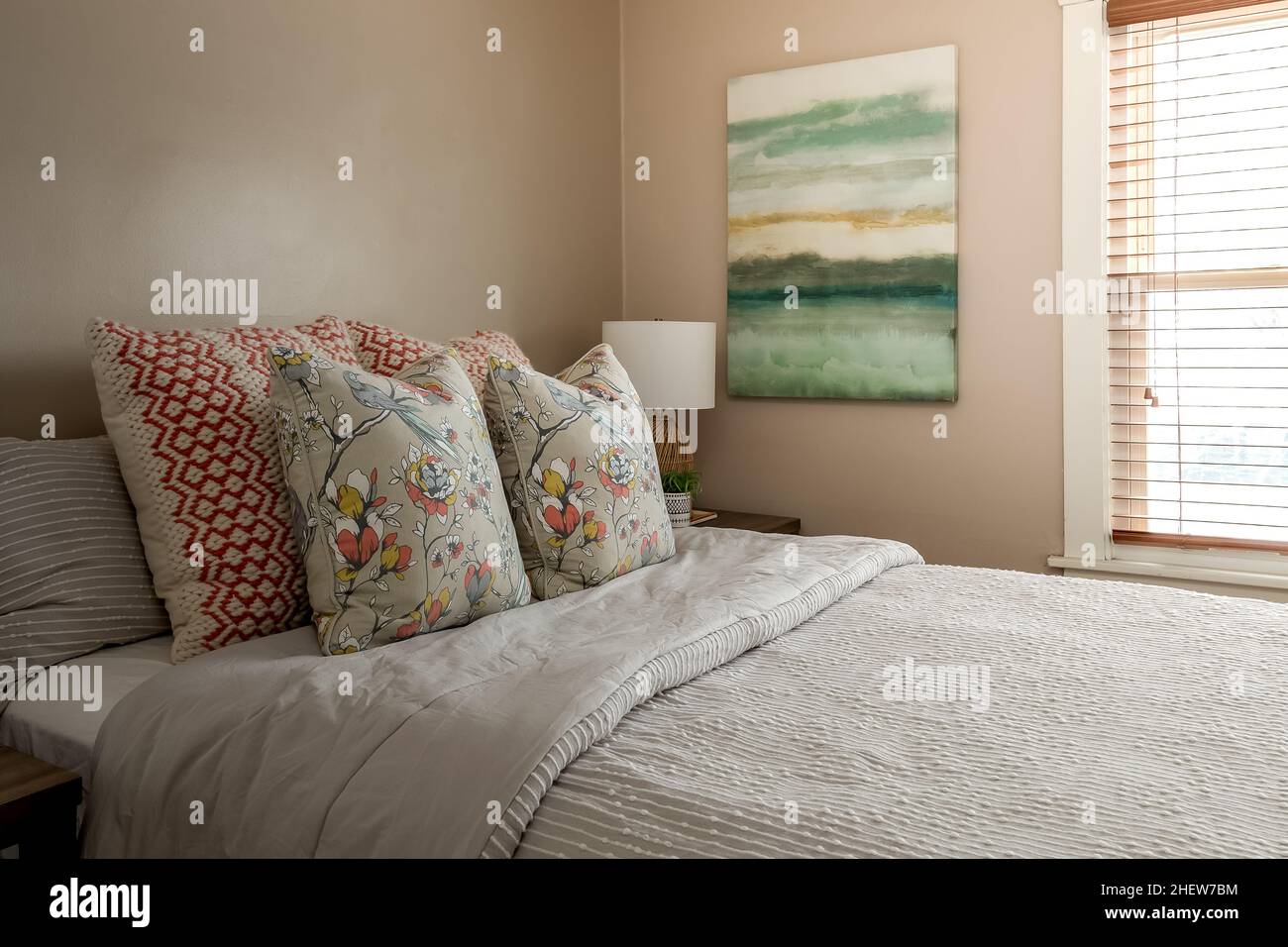 Camera da letto calda e accogliente con biancheria da letto Cottage Core e cuscini Throw Foto Stock