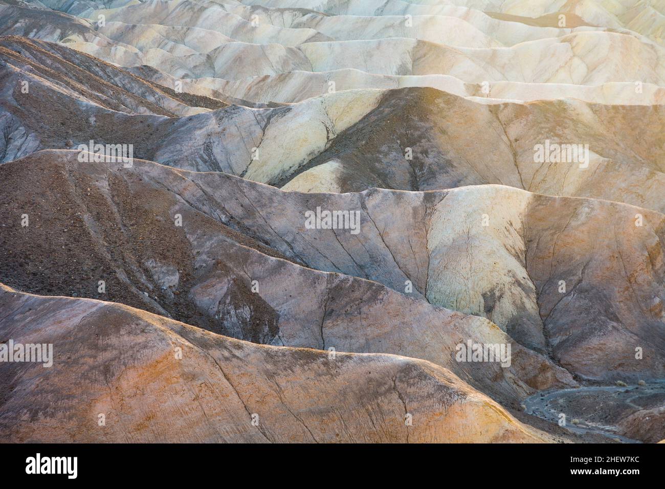 Zabriskie Point nella Death Valley, situato sull'autostrada 190 vicino al Furnance Creek Ranch Foto Stock