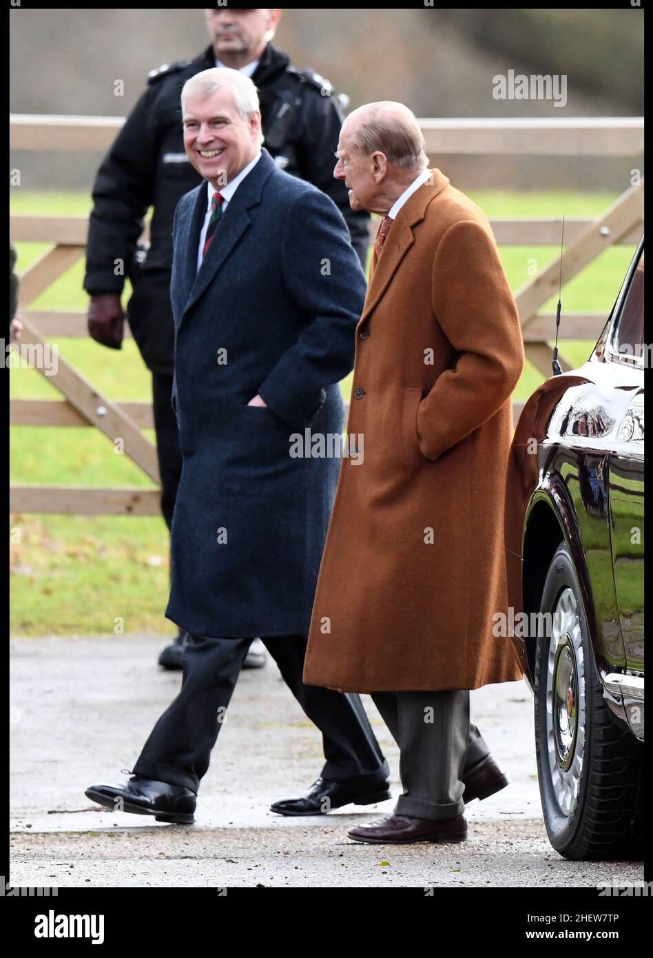 Image ©concesso in licenza a Parsons Media. 24/12/2017. Sandringham, Regno Unito. La Regina assiste Chiesa. Il Principe Andrew con suo padre il Duca di Edimburgo si unì alla Regina Elisabetta II alla Chiesa della vigilia di Natale presso la Chiesa di Santa Maria Maddalena, Sandringham, Norfolk. Foto di Andrew Parsons / Parsons Media Foto Stock