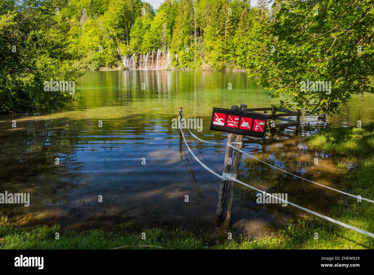 Indicazioni vicino al lago Kozjak nel Parco Nazionale dei Laghi di Plitvice, Croazia Foto Stock
