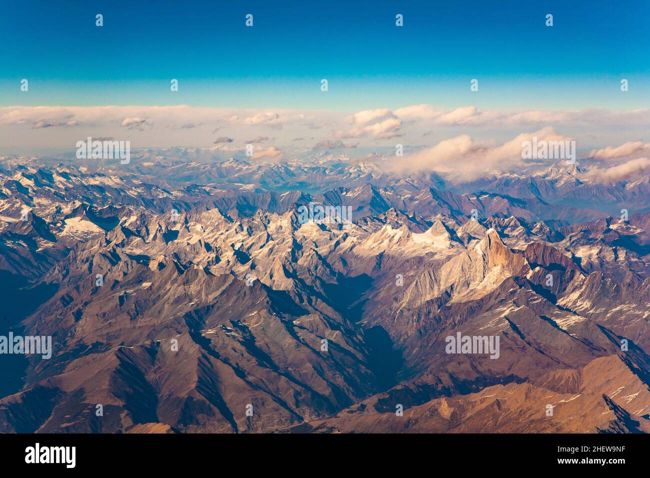 Bella vista dall'aereo alle montagne dell'Himalaya cinese sul lato tibetano Foto Stock