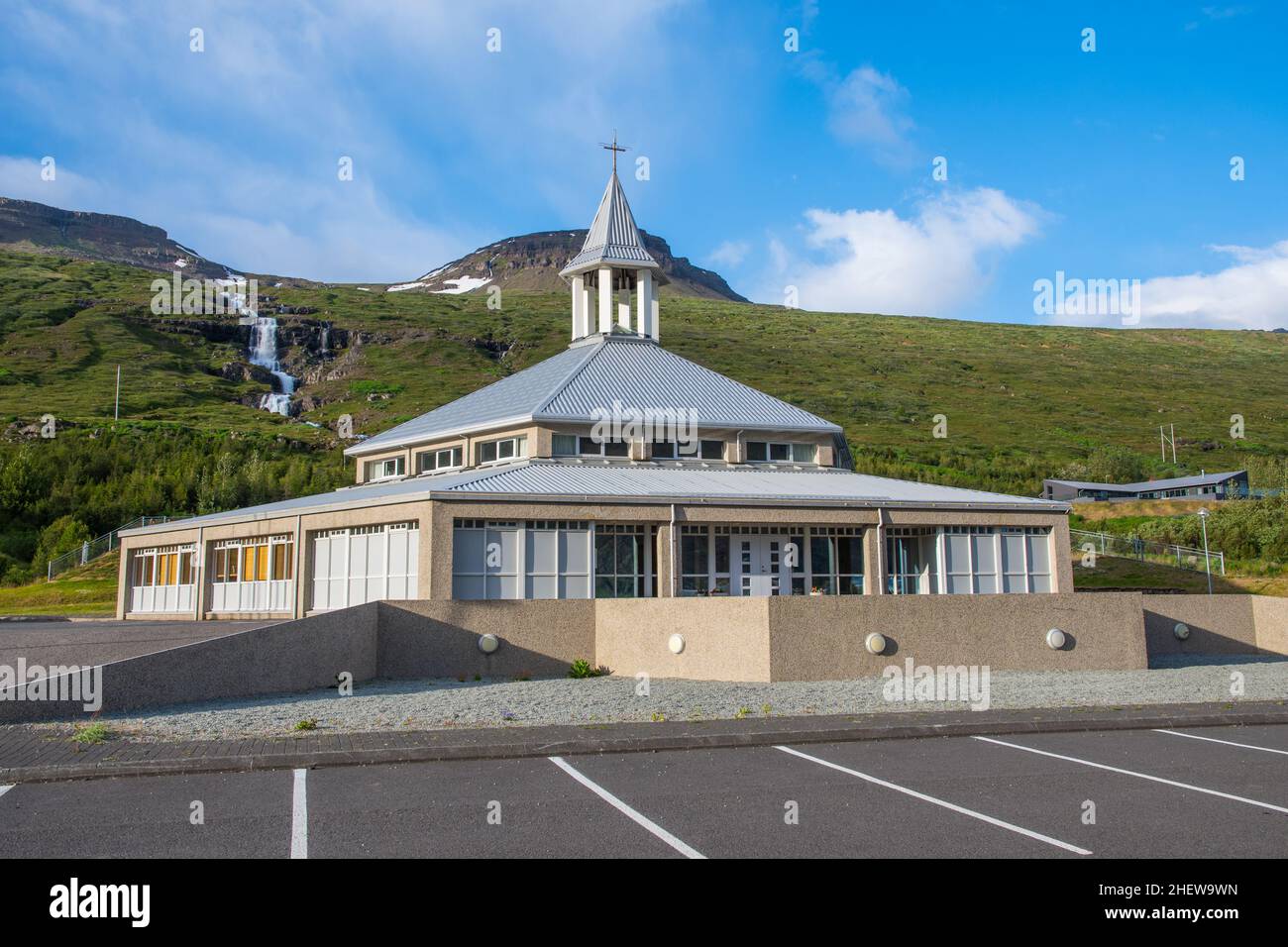 Chiesa della città di Eskifjordur in Fjardabiggd nell'Islanda orientale Foto Stock