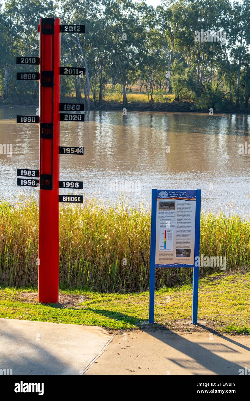 Indicatore di alluvione sulle rive del fiume Balonne a St George, Queensland, Australia Foto Stock