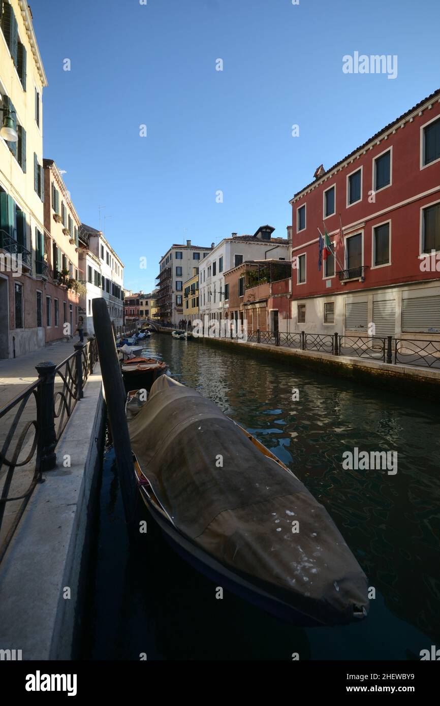 Un canale veneziano in una soleggiata giornata autunnale Foto Stock