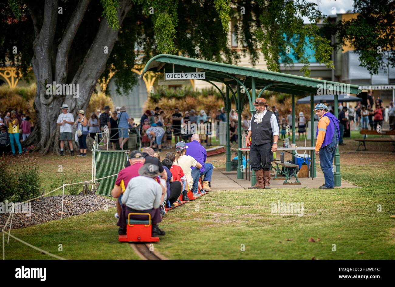 Persone che cavalcano su ferrovia in miniatura in Queens Park, Maryborough, Queensland, Australia Foto Stock