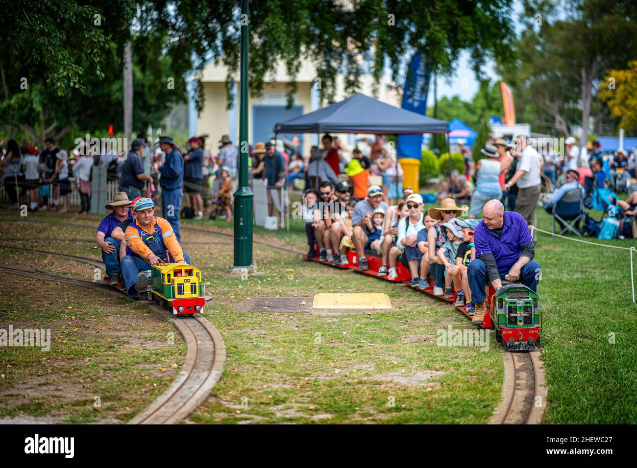 Persone che cavalcano su ferrovia in miniatura in Queens Park, Maryborough, Queensland, Australia Foto Stock