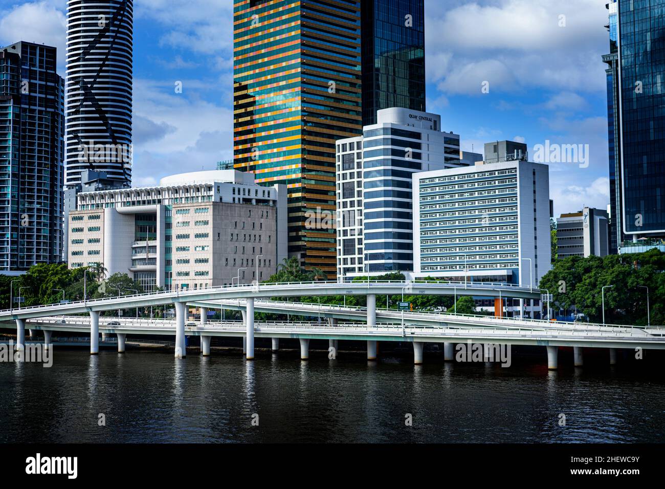 Vista del CBD di Brisbane e dell'autostrada da Southbank Parklands, Brisbane, Queensland, Australia Foto Stock