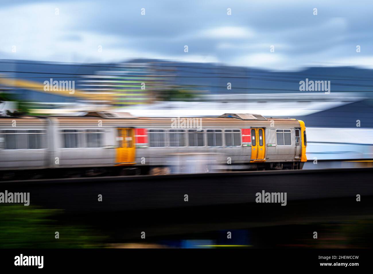 Treno pendolari sulla linea interna della città, Brisbane, Queensland, Australia Foto Stock