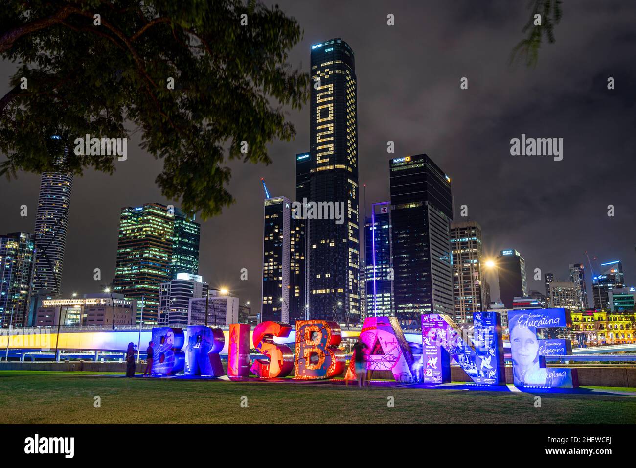 Cartello d'arte di Brisbane al Southbank Parklands con skyline del CBD di Brisbane sullo sfondo, Brisbane, Australia Foto Stock
