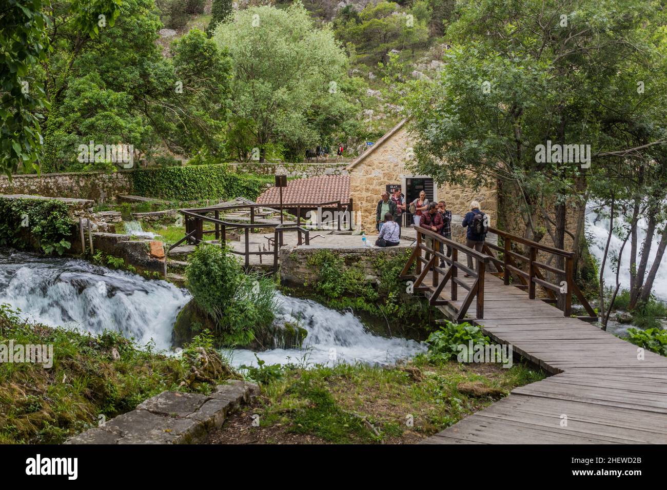 KRKA, CROAZIA - 26 MAGGIO 2019: I turisti visitano un mulino nel parco nazionale di Krka, Croazia Foto Stock
