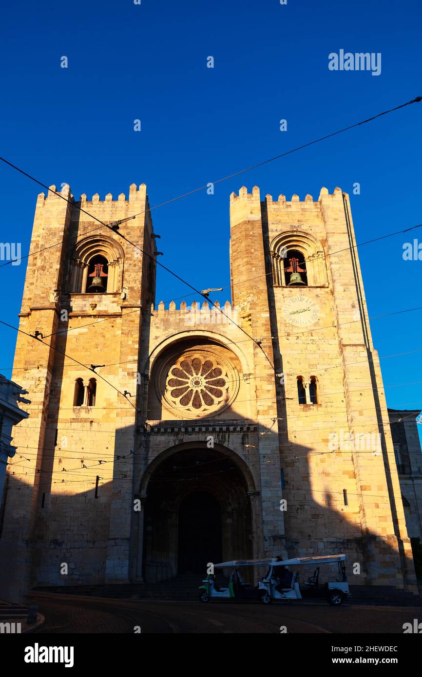 Facciata della Cattedrale di Lisbona. La chiesa più antica della città di Lisbona. Horologia sulla torre della chiesa Foto Stock