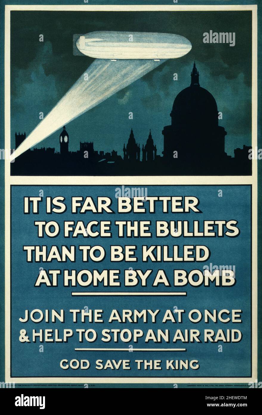 Un poster di reclutamento della prima guerra mondiale per l'esercito, che mostra un raid Zeppelin su Londra con la didascalia "è meglio affrontare i proiettili che essere uccisi a casa da una bomba" Foto Stock