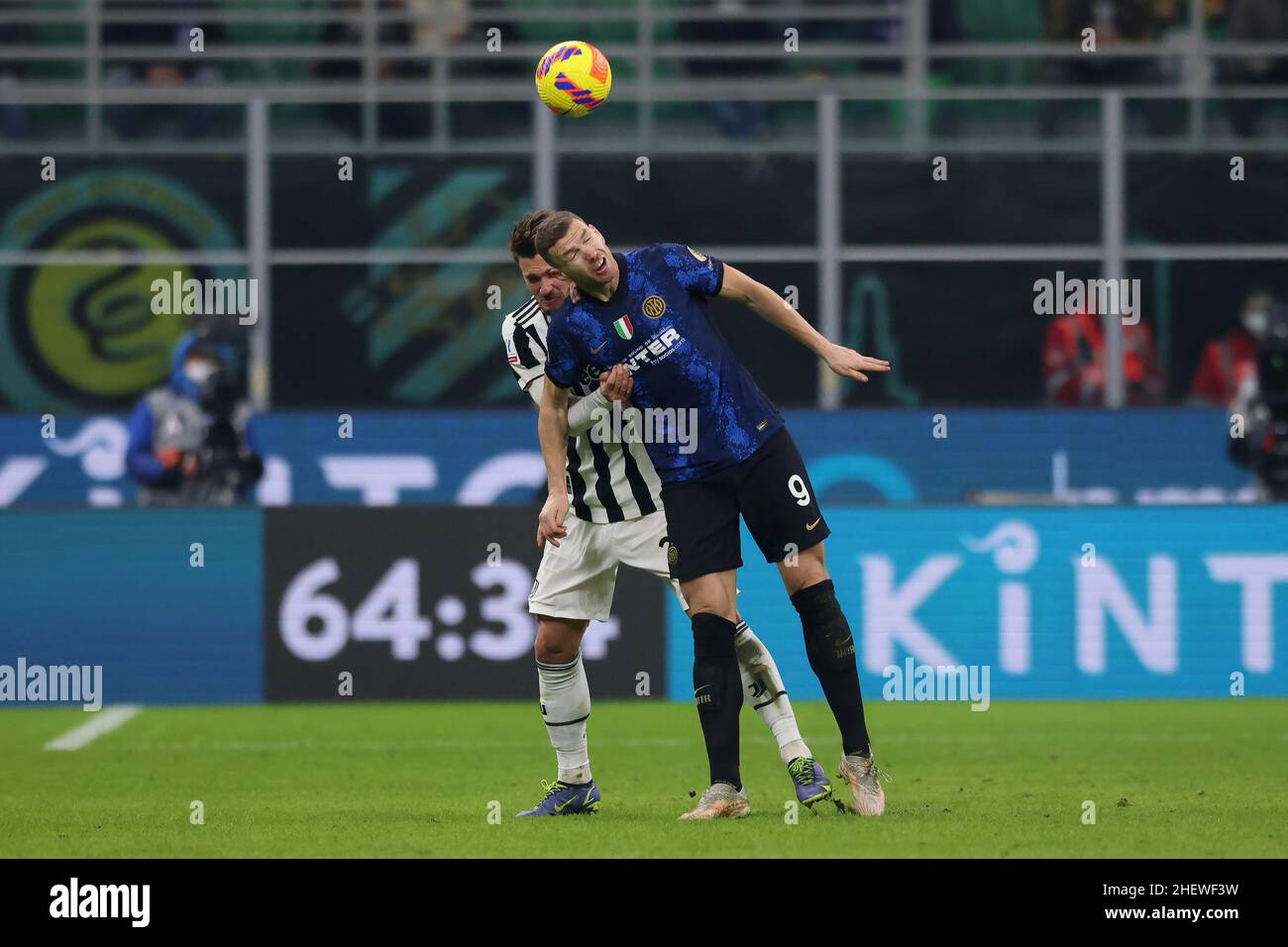 Milano, 12th gennaio 2022. Edin Dzeko del FC Internazionale con Daniele Rugani della Juventus durante il match Supercoppa Frecciarossa a Giuseppe Meazza, Milano. Il credito d'immagine dovrebbe essere: Jonathan Moscrop / Sportimage Foto Stock