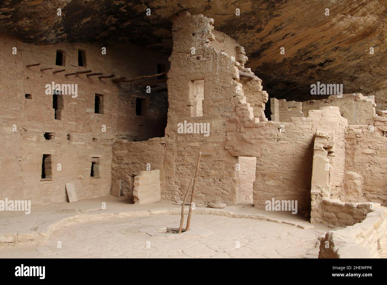 Vecchio villaggio tribale indiano nelle rocce chiamate rovine bianche della casa del popolo Anasazi Foto Stock