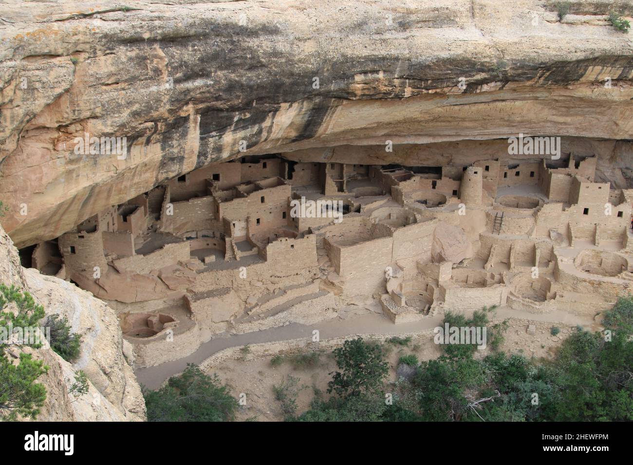Vecchio villaggio tribale indiano nelle rocce chiamate rovine bianche della casa del popolo Anasazi Foto Stock